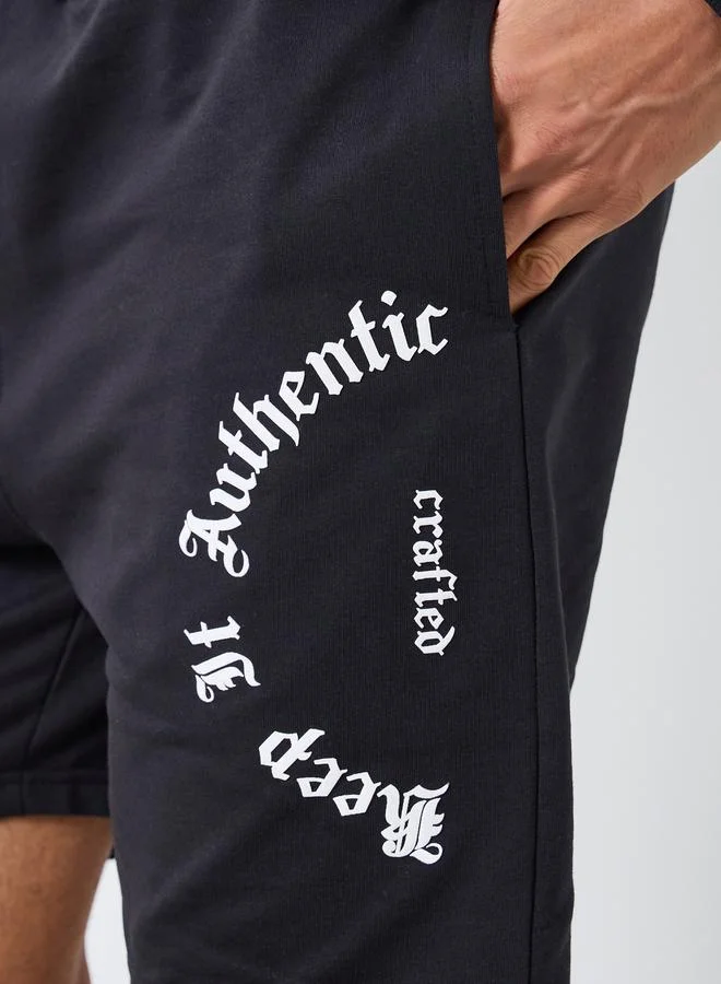 ستايلي شورت رجالي أسود بطبعة جرافيك